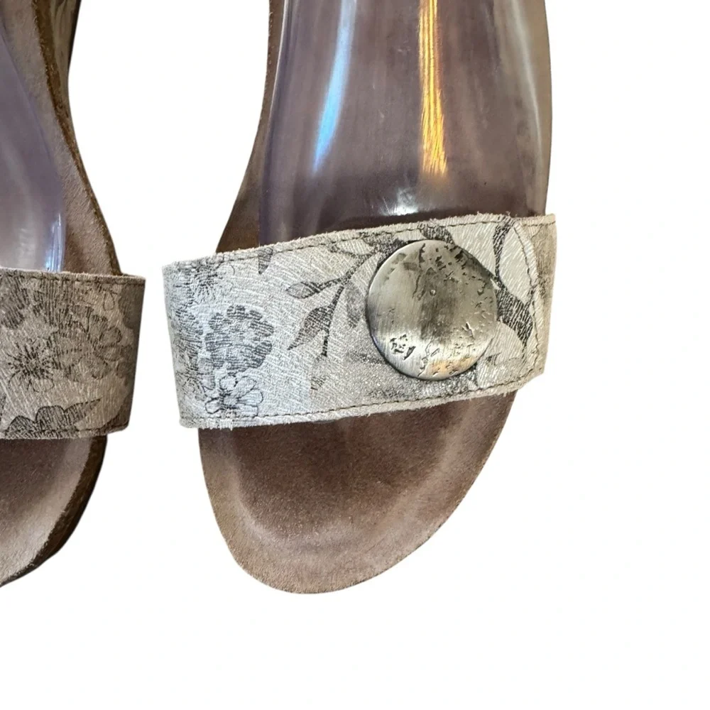 Women’s Taos Size 9-9.5 Gray/White Floral Carousel 2 Wedges w Hook/Loop Closures